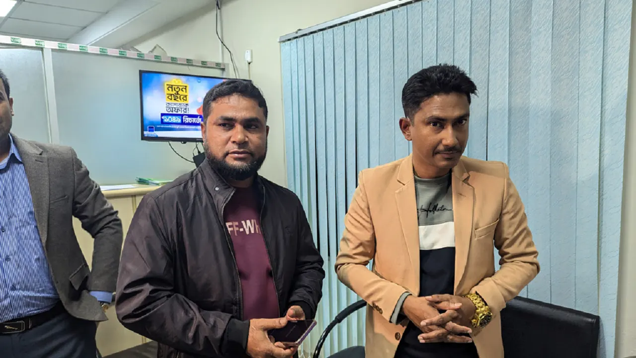দুদকের তিন ভুয়া কর্মকর্তা গ্রেপ্তার। ছবি : সংগৃহীত
