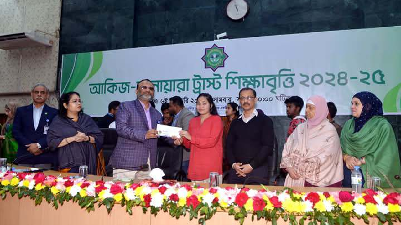 শিক্ষার্থীদের মাঝে বৃত্তির চেক বিতরণ করছেন উপাচার্য অধ্যাপক ড. নিয়াজ আহমদ খান। ছবি : কালবেলা