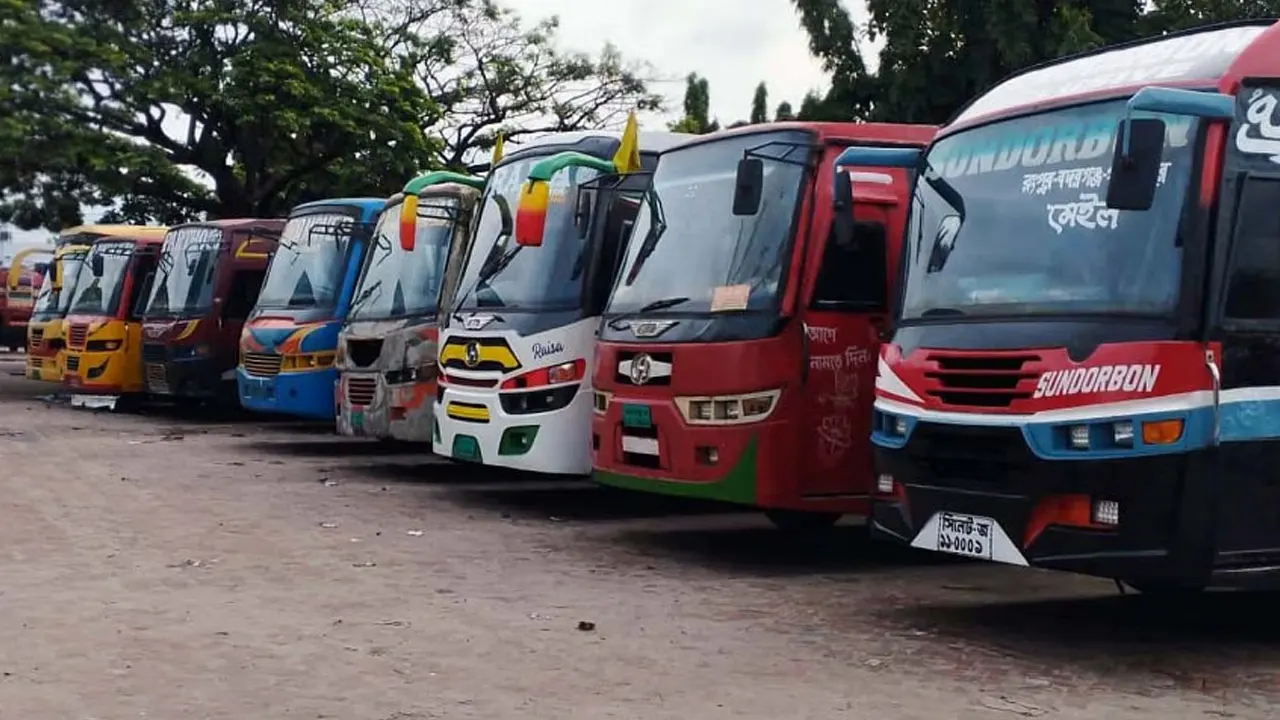 ১৯ দিন পর পার্বতীপুর থেকে ৩ রুটের বাস চালু। ছবি : সংগৃহীত
