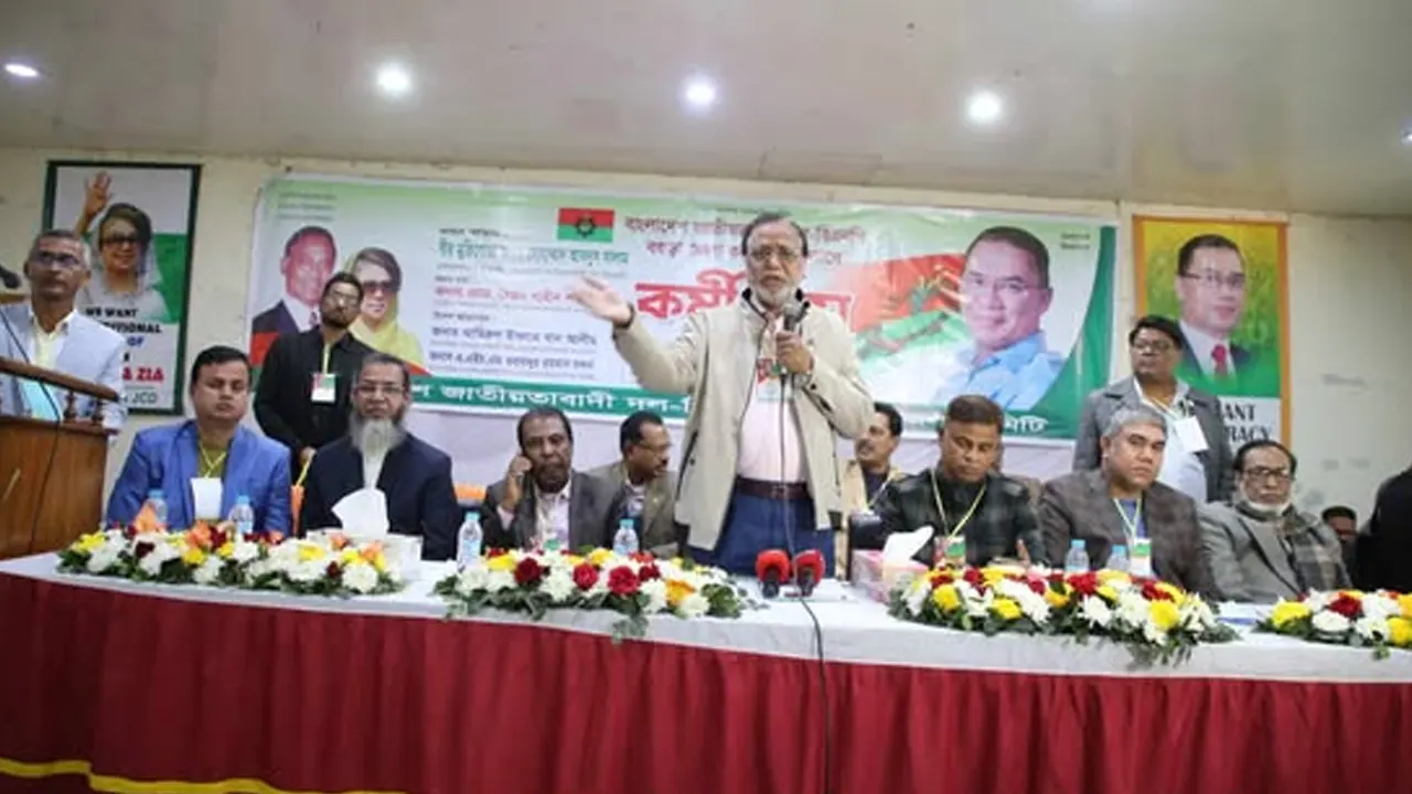 বগুড়ার টিএমএসএস অডিটোরিয়াম হলরুমে বক্তব্য দিচ্ছেন বীর মুক্তিযোদ্ধা আব্দুস সালাম। ছবি : কালবেলা