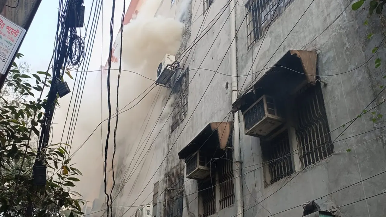 তোপখানা রোডের মানিকগঞ্জ হাউজ থেকে ধোঁয়া বের হচ্ছে। ছবি : সংগৃহীত