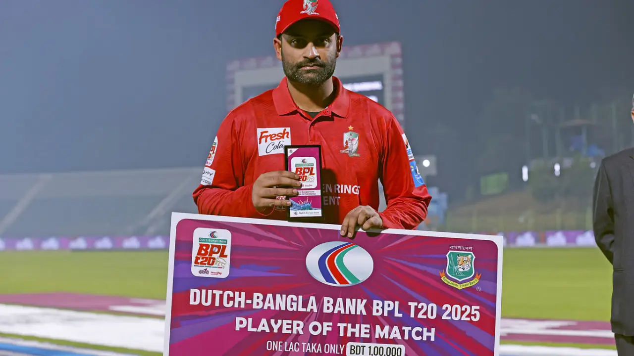 ম্যান অব দ্য ম্যাচের পুরষ্কার হাতে তামিম ইকবাল। ছবি : সংগৃহীত