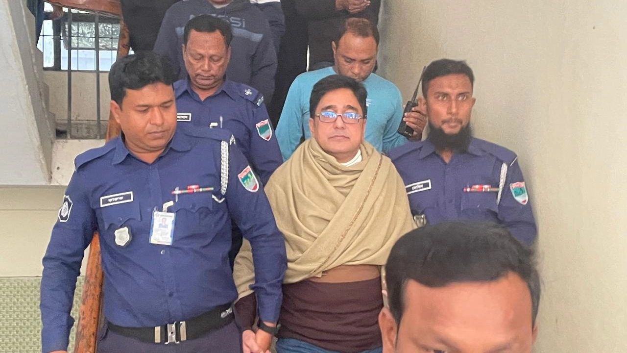 সরফরাজ হোসেন মৃদুলকে আদালত থেকে কারাগারে নিয়ে যাচ্ছে পুলিশ। ছবি : কালবেলা