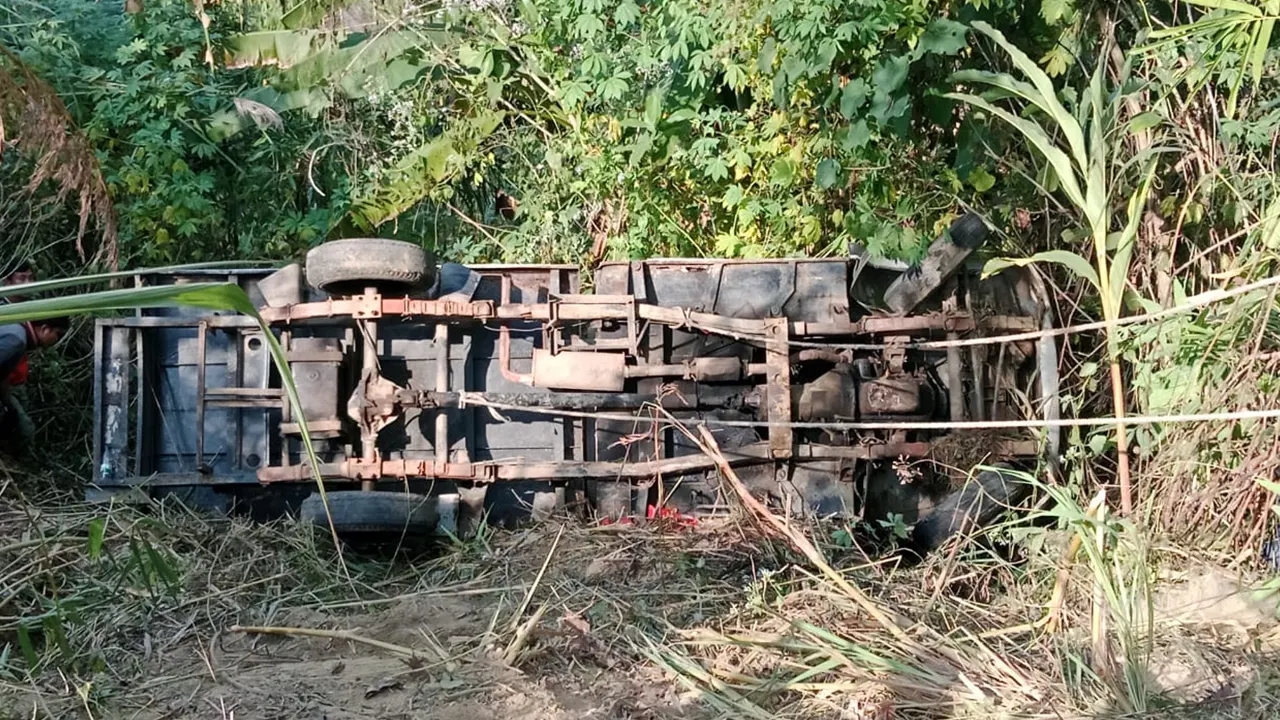 রাঙামাটির বাঘাইছড়িতে পর্যটকবাহী জিপ খাদে। ছবি : কালবেলা