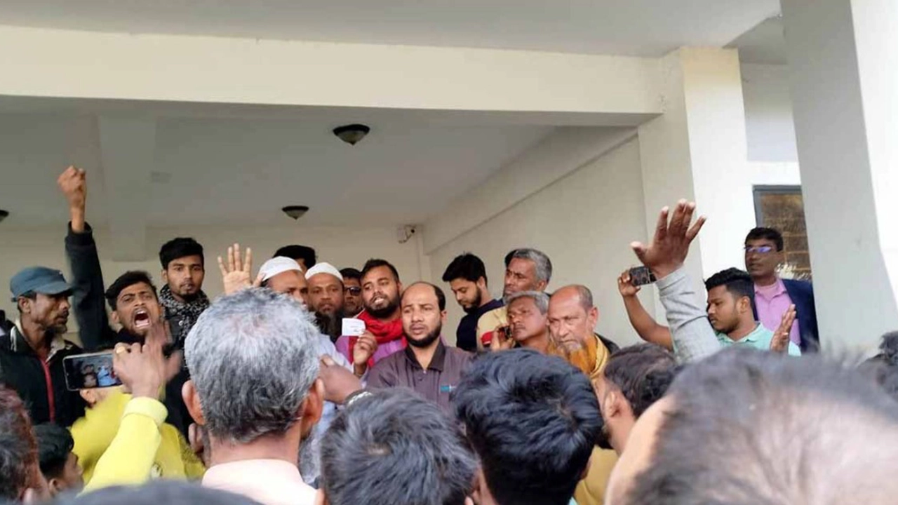 বগুড়ায় চাঁদাবাজি বন্ধের দাবিতে অটোরিকশাচালকদের বিক্ষোভ। ছবি : কালবেলা
