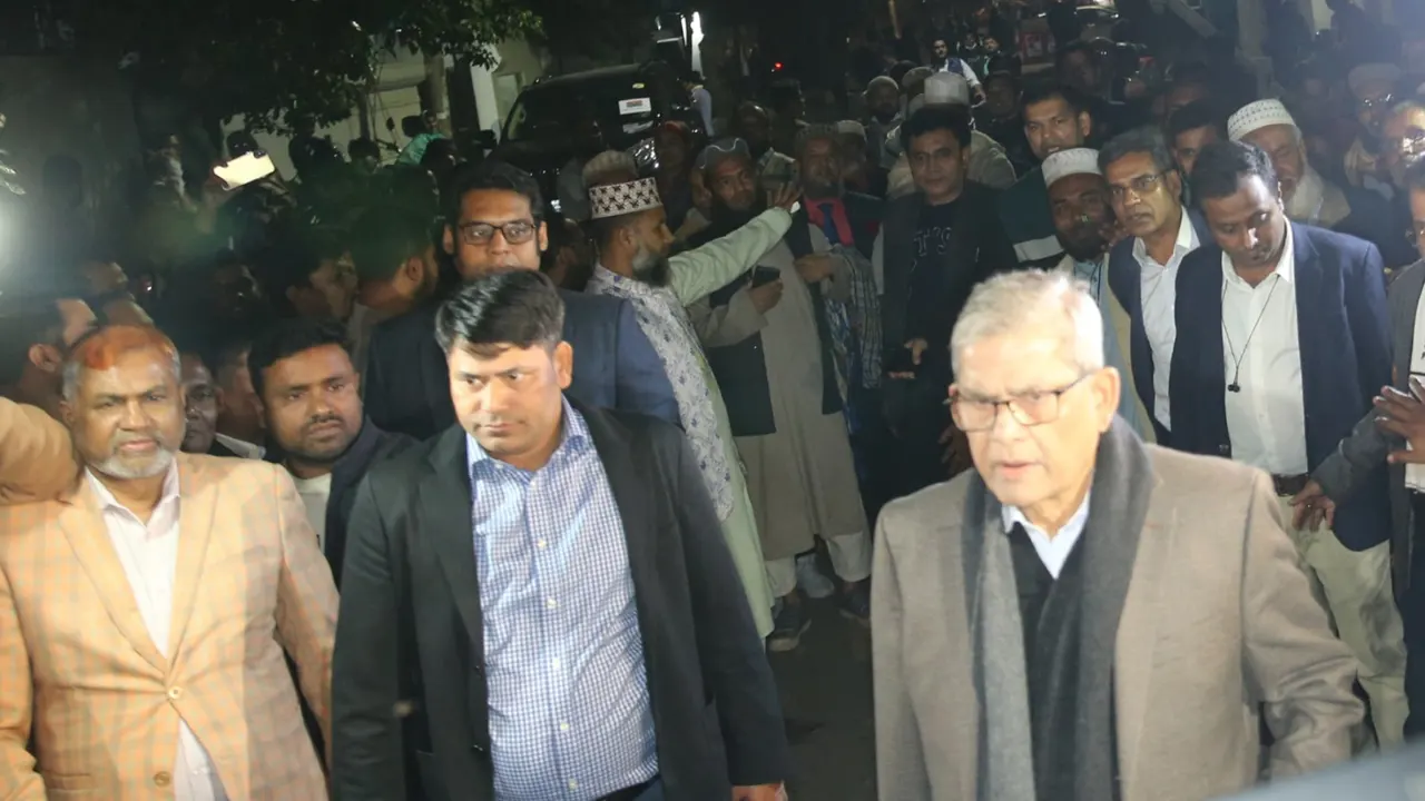 গুলশানের ফিরোজায় প্রবেশ করছেন মির্জা ফখরুল ইসলাম। ছবি : কালবেলা