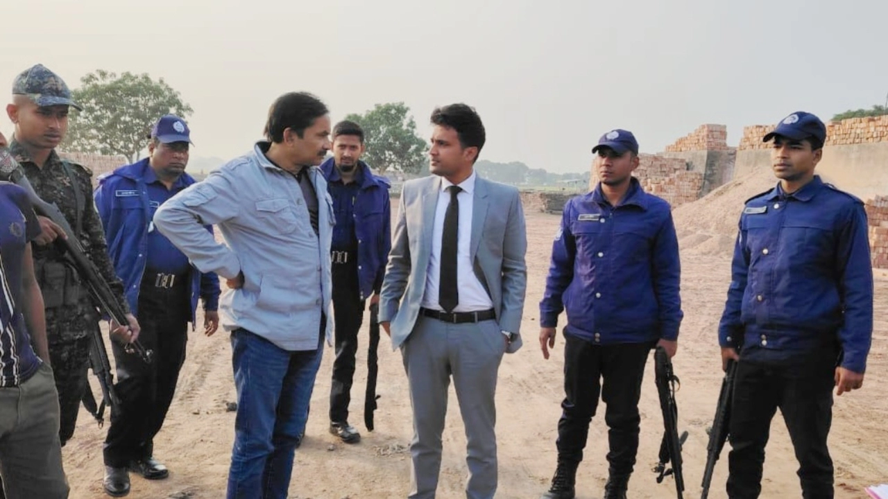 সাতক্ষীরায় ইটভাটায় অভিযান। ছবি : কালবেলা