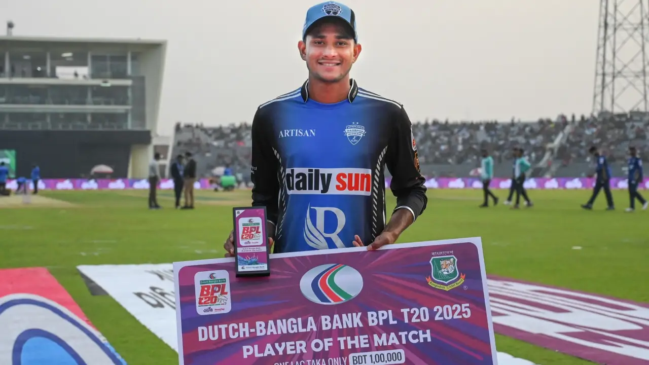 ম্যান অব দ্য ম্যাচের পুরষ্কার হাতে নাহিদ রানা। ছবি : সংগৃহীত