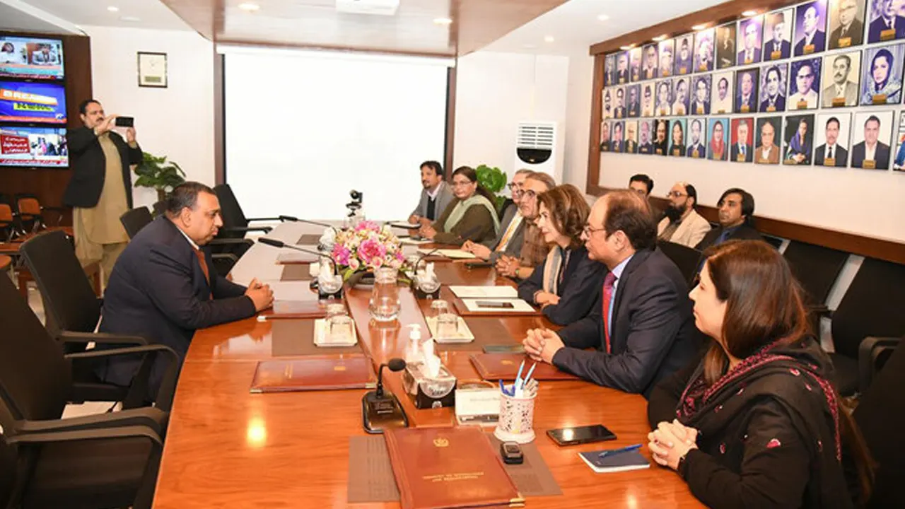 পাকিস্তানের তথ্য ও সম্প্রচার সচিব আমব্রিন জান (দ্বিতীয় ডান) ইসলামাবাদে বাংলাদেশের হাইকমিশনার ইকবাল হুসেন খান (বাম)-এর সঙ্গে একটি বৈঠকের সময় কথা বলেন। ছবি : সংগৃহীত