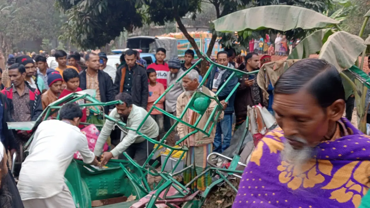 গাজীপুরে অটোরিকশা-ট্রাক সংঘর্ষের একটি চিত্র। ছবি : কালবেলা
