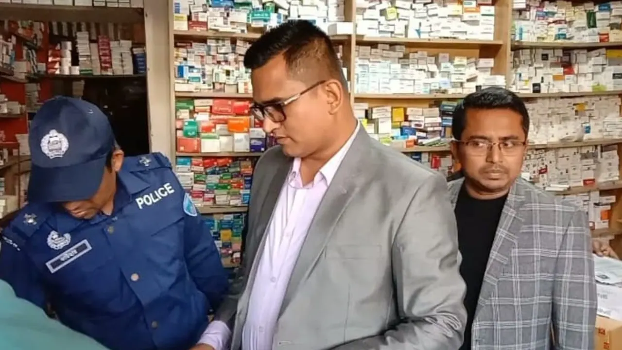 ব্রাহ্মণবাড়িয়ার কসবায় মেয়াদোর্ত্তীণ ওষুধ দোকানে মজুত রাখায় ভ্রাম্যমাণ আদালতের অভিযান। ছবি : কালবেলা
