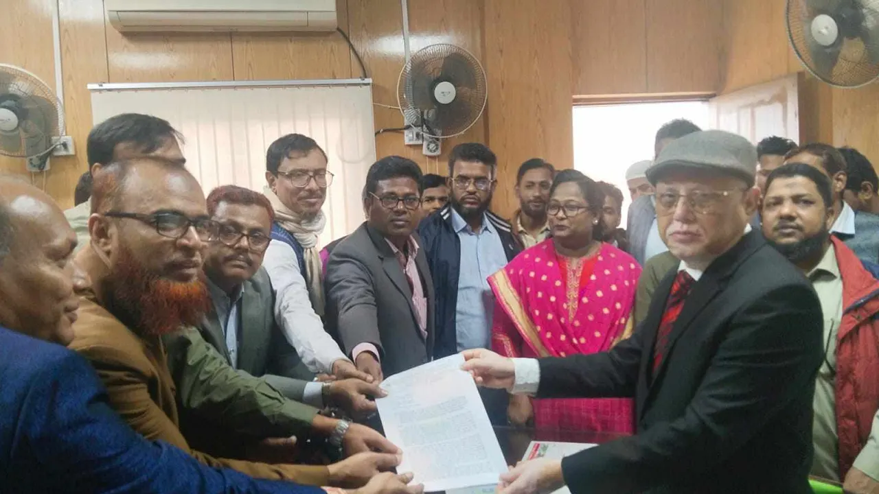 সুপ্রিম কোর্টের অধীনে পৃথক সচিবালয় দাবি করে স্মারকলিপি দিয়েছেন বাংলাদেশ বিচার বিভাগীয় কর্মচারী অ্যাসোসিয়েশন। ছবি : কালবেলা