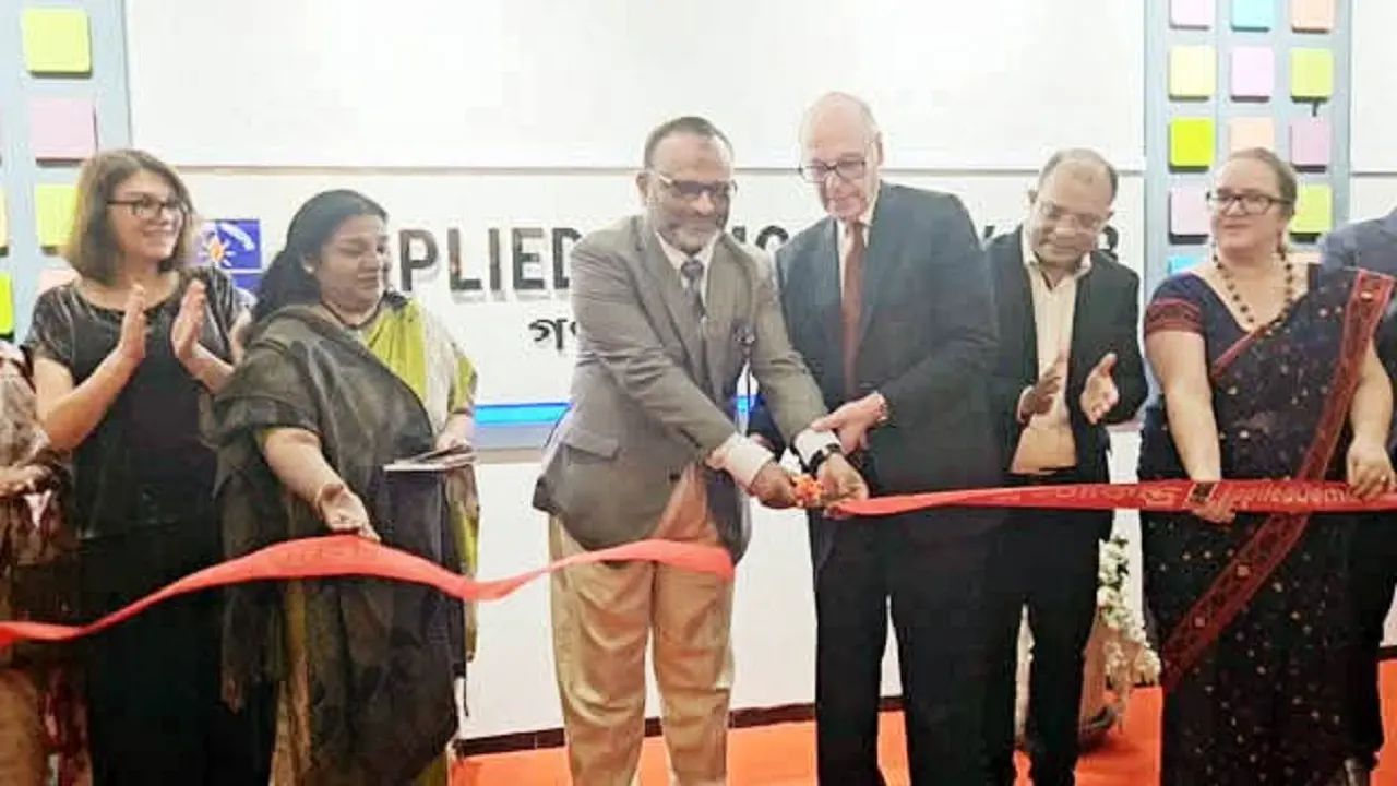 ঢাবির সামাজিক বিজ্ঞান অনুষদ ভবনে ‘অ্যাপ্লাইড ডেমোক্রেসি ল্যাব’ প্রতিষ্ঠা করা হয়েছে। ছবি : কালবেলা