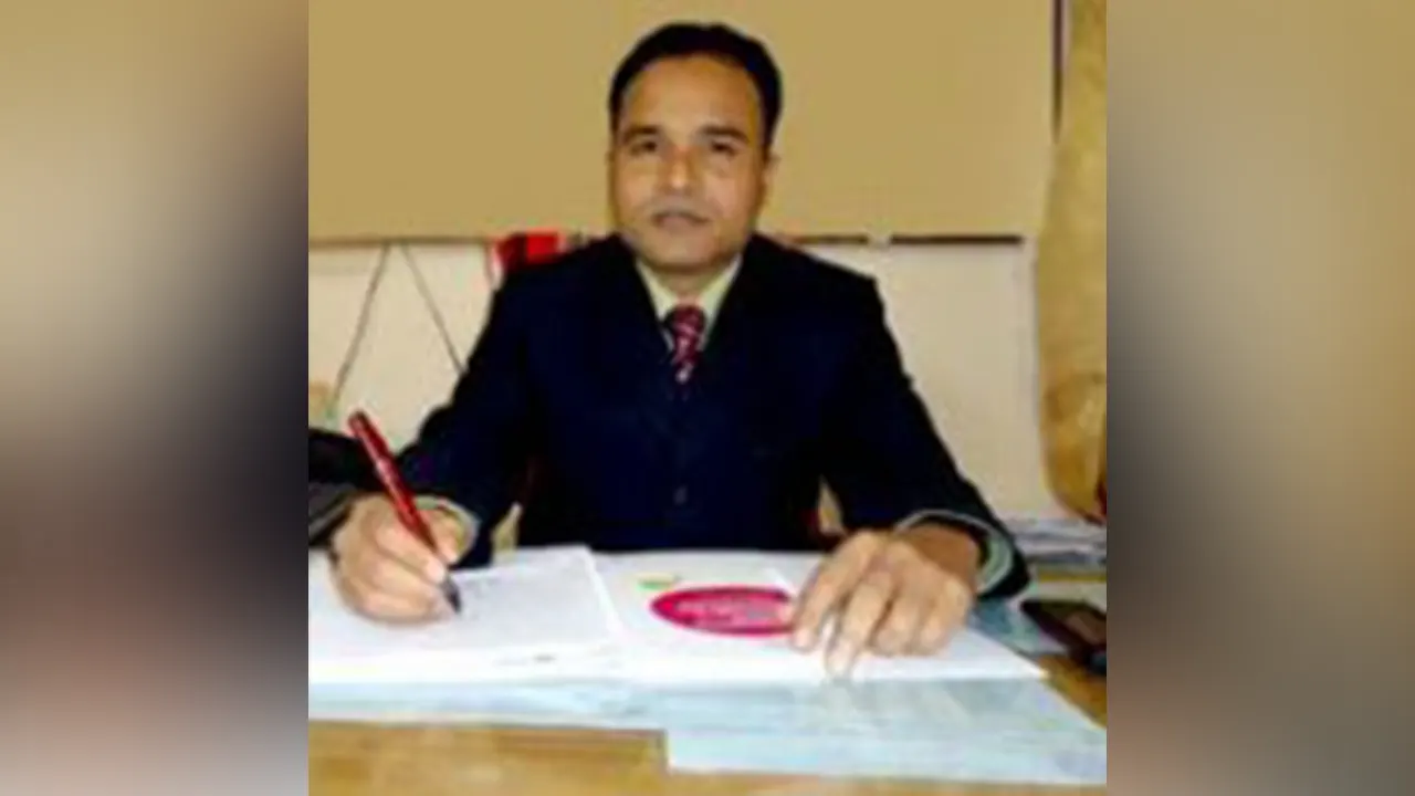 প্রধান শিক্ষক বিমল কুমার রায়। ছবি : কালবেলা