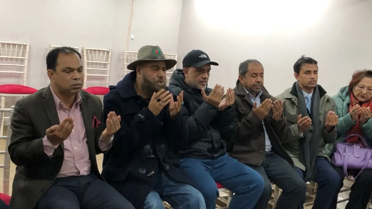 প্রস্তুতি সভা শেষে যুক্তরাজ্য বিএনপির দোয়া ও মোনাজাত। ছবি : কালবেলা