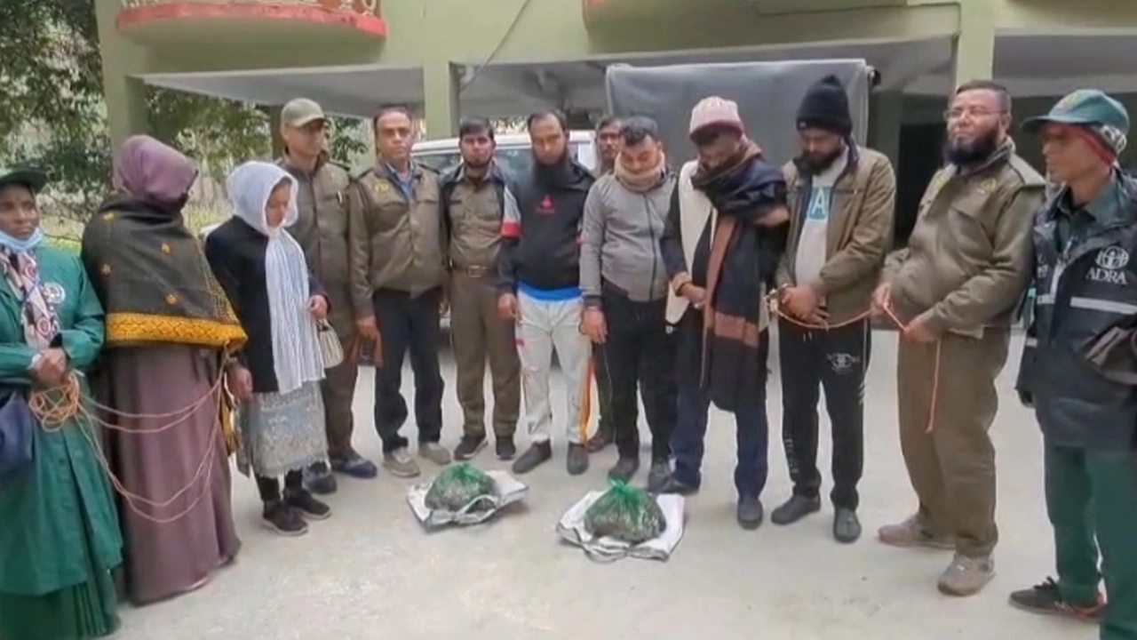 কোস্টগার্ডের হাতে আটক ছয় চোরাকারবারি। ছবি : কালবেলা