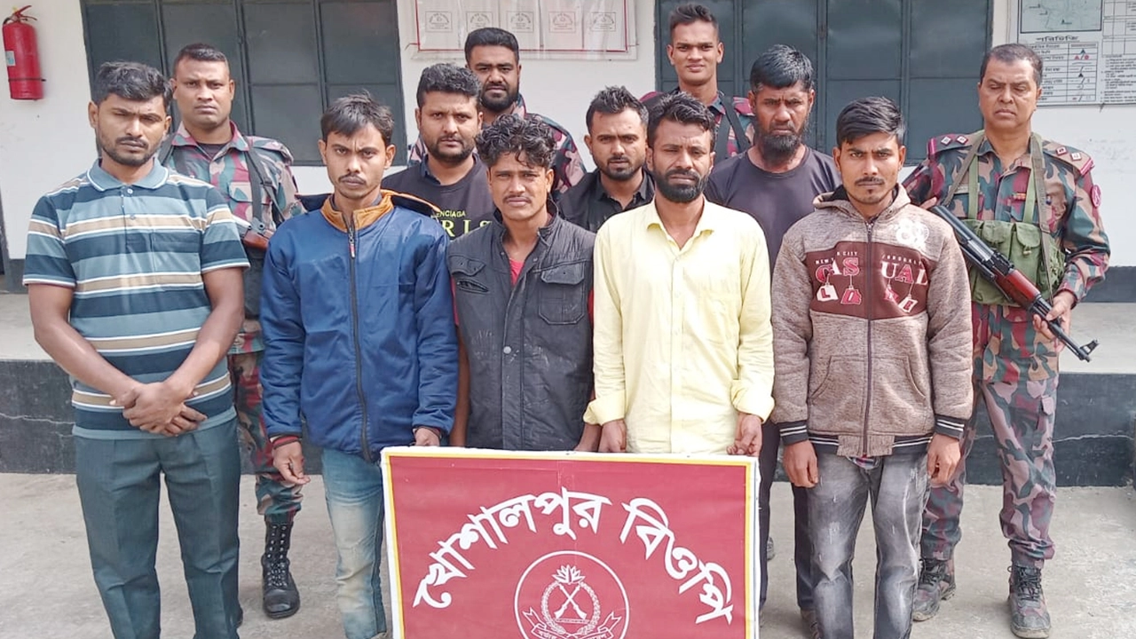 ভারতে প্রবেশকালে সীমান্তে আটককৃতদের একাংশ। ছবি : কালবেলা