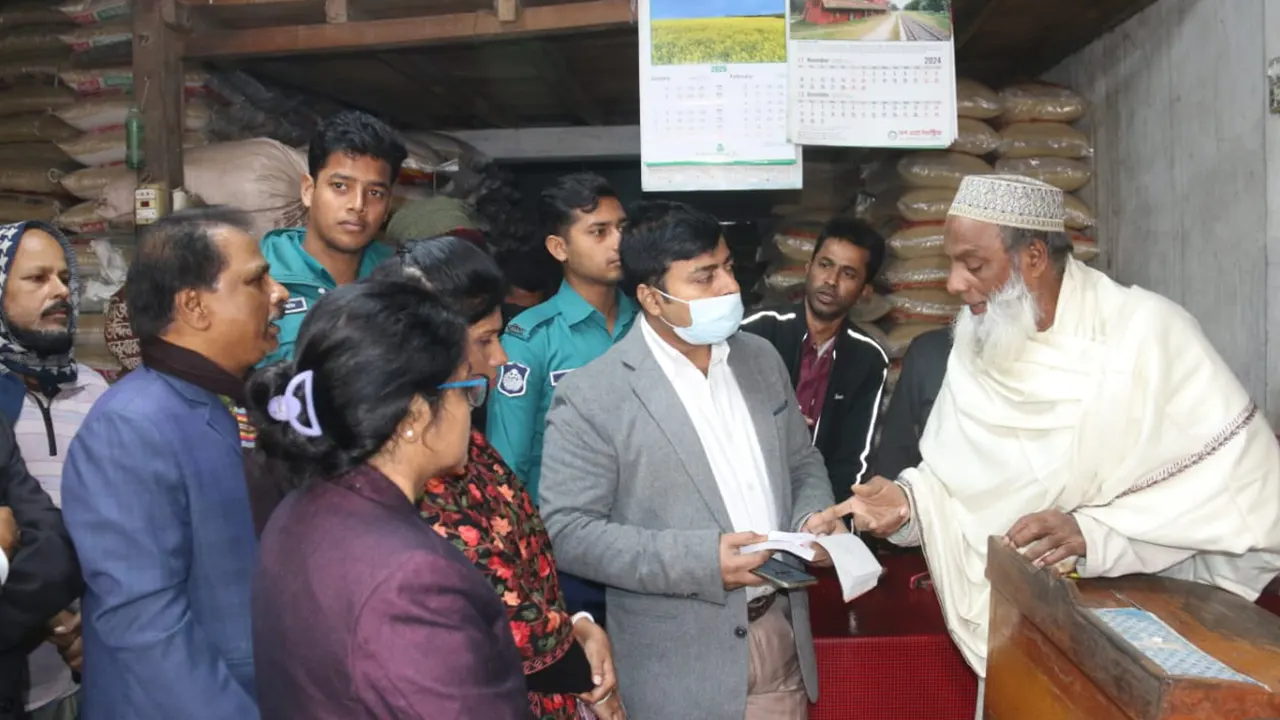 বরিশাল নগরীর বাজার রোডের পাইকারি দোকানে ভোক্তা অধিকারের অভিযান। ছবি : কালবেলা