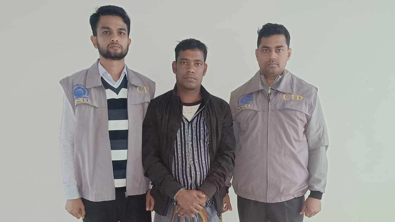 প্রতারক চক্রের সদস্য আল আমিনকে গ্রেপ্তার করে সিআইডি। ছবি : কালবেলা