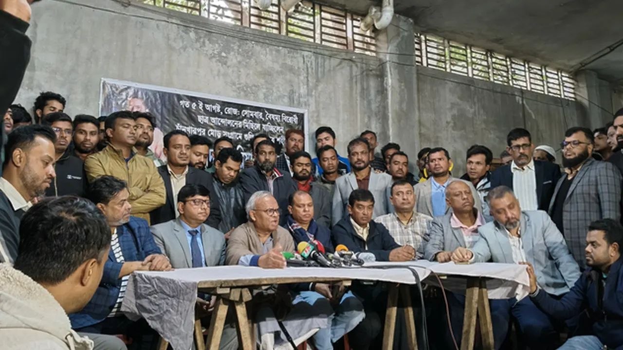 সাংবাদিকদের সঙ্গে কথা বলছেন রুহুল কবির রিজভী। ছবি : কালবেলা