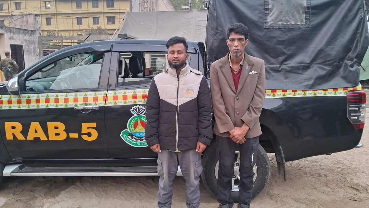 আটক ভুয়া গ্রুপ ক্যাপ্টেন ও তার সহযোগী। ছবি : কালবেলা