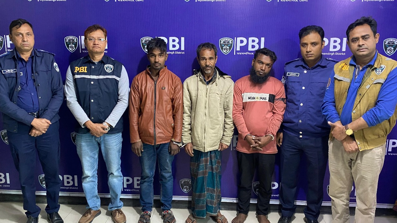 গ্রেপ্তারকৃত তিনজন। ছবি : কালবেলা