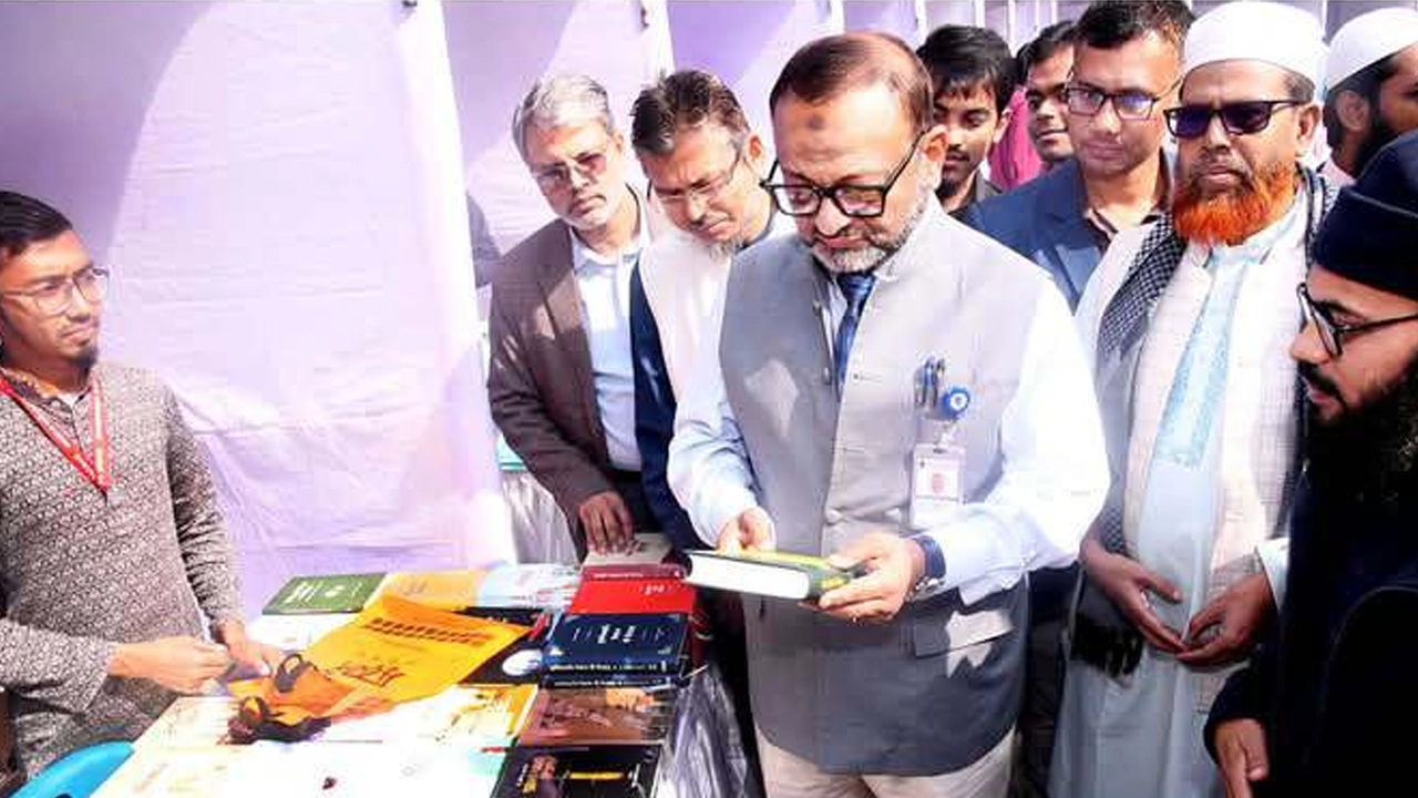 বিশ্ববিদ্যালয়ের উপাচার্য অধ্যাপক ড. নিয়াজ আহমদ খান। ছবি : কালবেলা