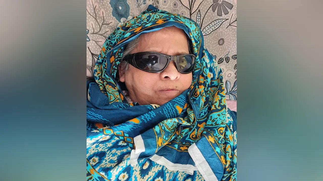 চোখের ছানি অপারেশনের পর বৃদ্ধা সুফিয়া খাতুন। ছবি : কালবেলা