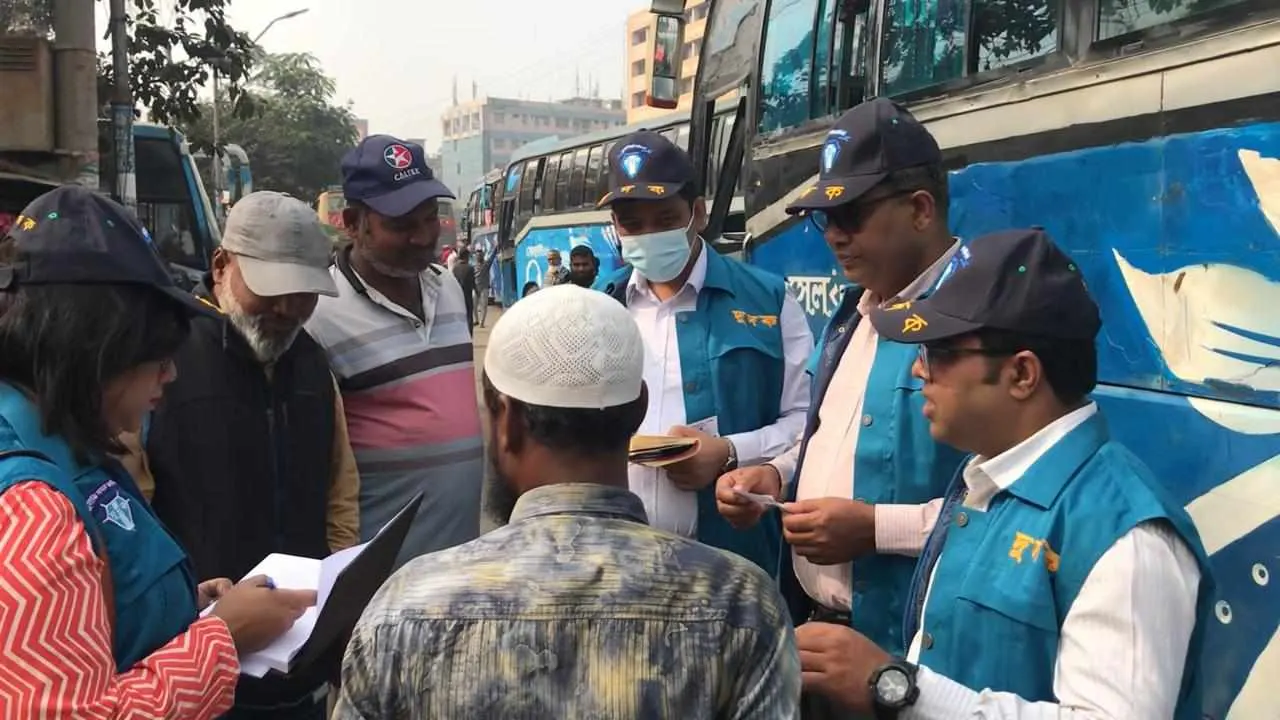 ঢাকার ৩টি প্রধান বাস টার্মিনালে একযোগে অভিযান পরিচালনা করেছে দুদক। ছবি : কালবেলা