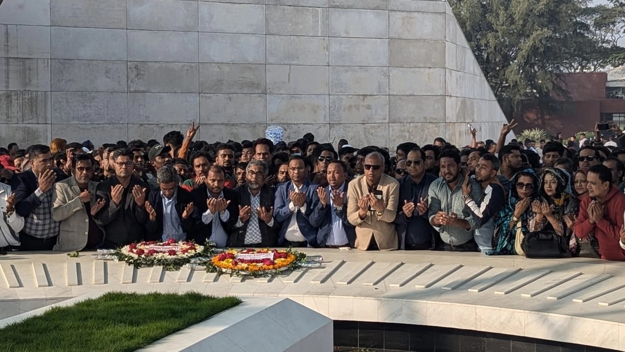 রাজধানীর শেরেবাংলা নগরে বিএনপির প্রতিষ্ঠাতা শহীদ রাষ্ট্রপতি জিয়াউর রহমানের সমাধিতে শ্রদ্ধা নিবেদন শেষে বিএনপি নেতা সৈয়দ এমরান সালেহ প্রিন্স। ছবি : কালবেলা