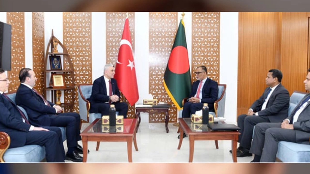 বাণিজ্য উপদেষ্টা শেখ বশিরউদ্দীনের সঙ্গে তুরস্কের বাণিজ্যমন্ত্রীর সাক্ষাৎ। ছবি : সংগৃহীত