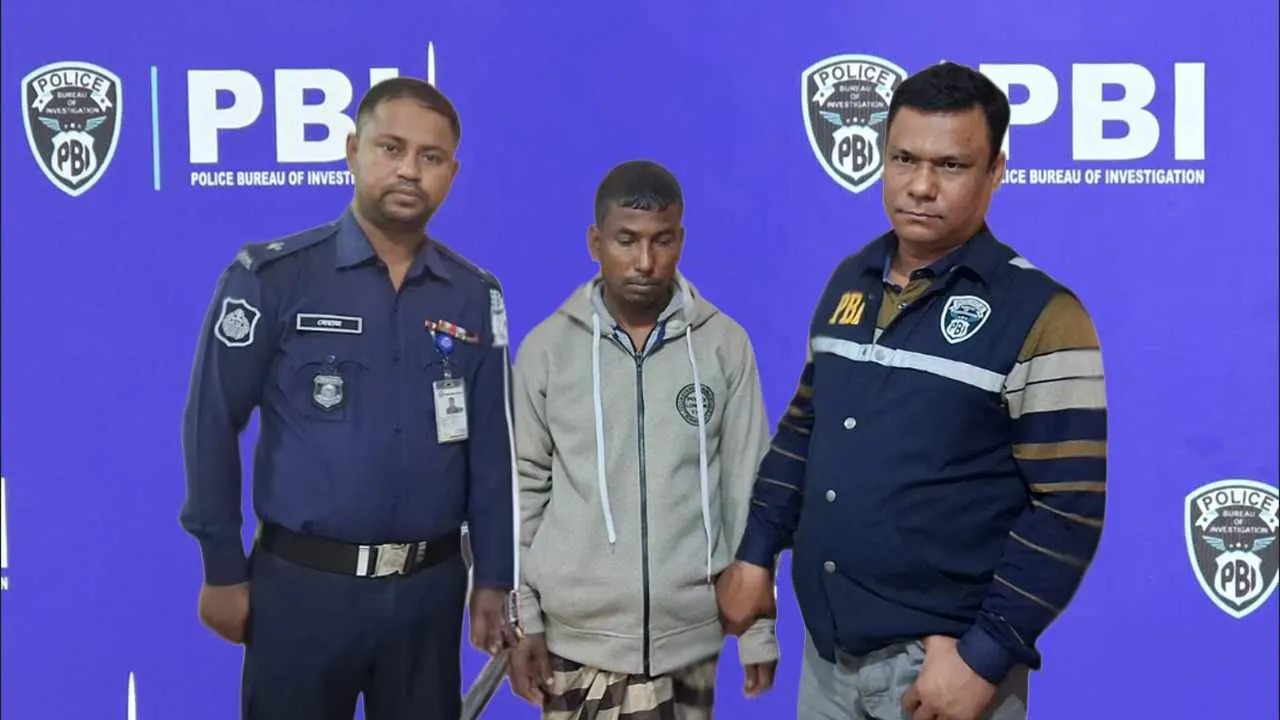 মাঝে গ্রেপ্তার সোমনাথ বিশ্বাস। ছবি : সংগৃহীত