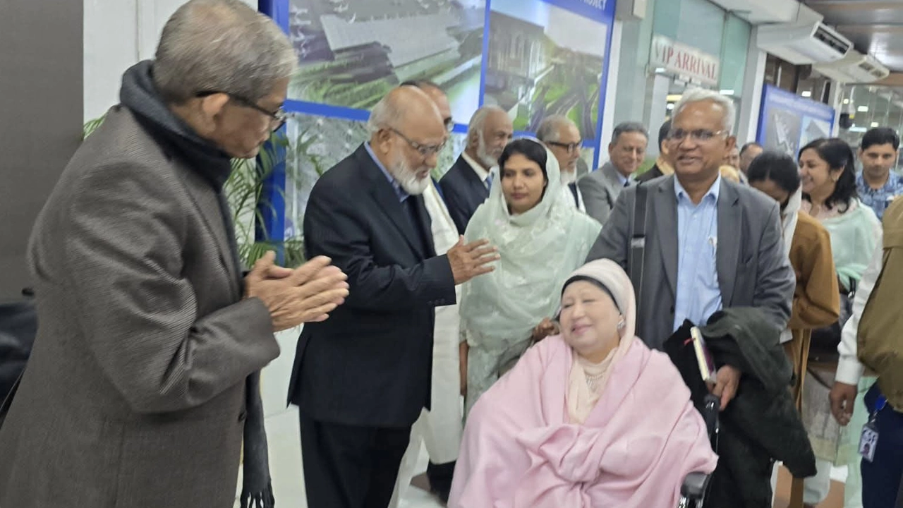 খালেদা জিয়াকে বিমানবন্দরে বিদায় দিচ্ছেন বিএনপির জ্যেষ্ঠ নেতারা। ছবি : সংগৃহীত
