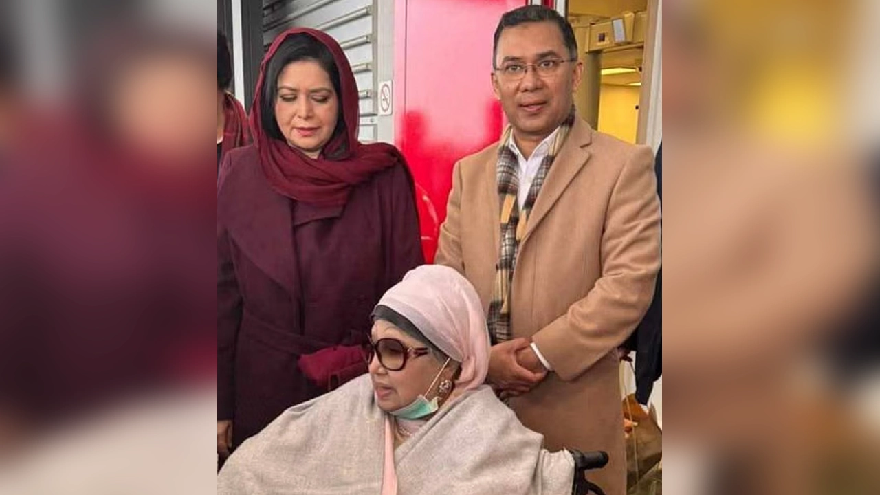 বিএনপি চেয়ারপারসন খালেদা জিয়ার সঙ্গে তারেক রহমান ও তার স্ত্রী । ছবি : সংগৃহীত