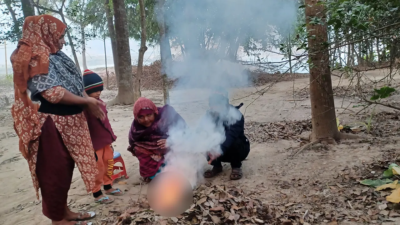 আগুন জ্বালিয়ে ঠান্ডা নিবারণের চেষ্টা করছেন চুয়াডাঙ্গাবাসী। ছবি : কালবেলা