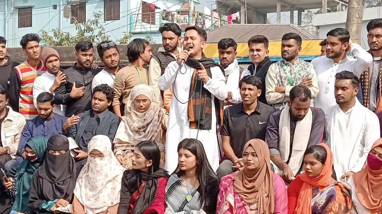 ভোলায় গণসংযোগ ও লিফলেট বিতরণ শেষে পথসভায় বক্তব্য দেন সারজিস আলম। ছবি : কালবেলা