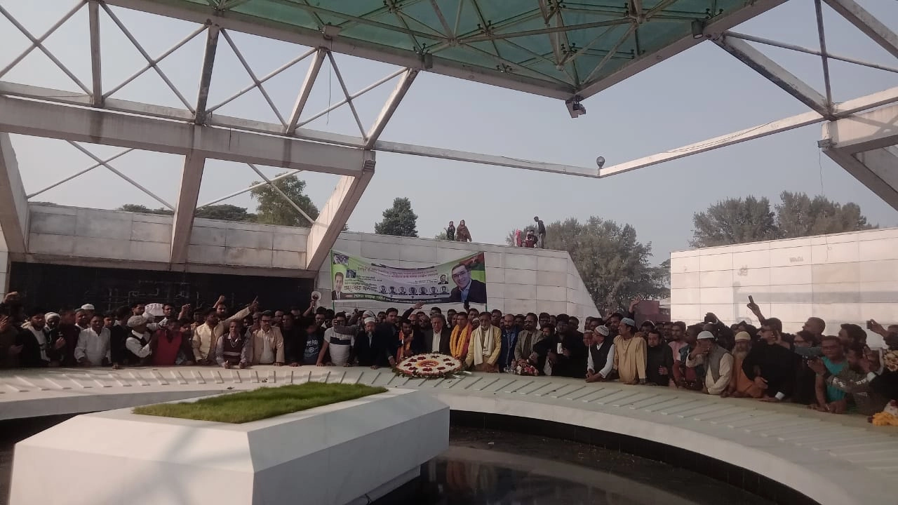 জিয়াউর রহমানের কবরে নেতাকর্মীদের শ্রদ্ধা নিবেদন। ছবি : কালবেলা