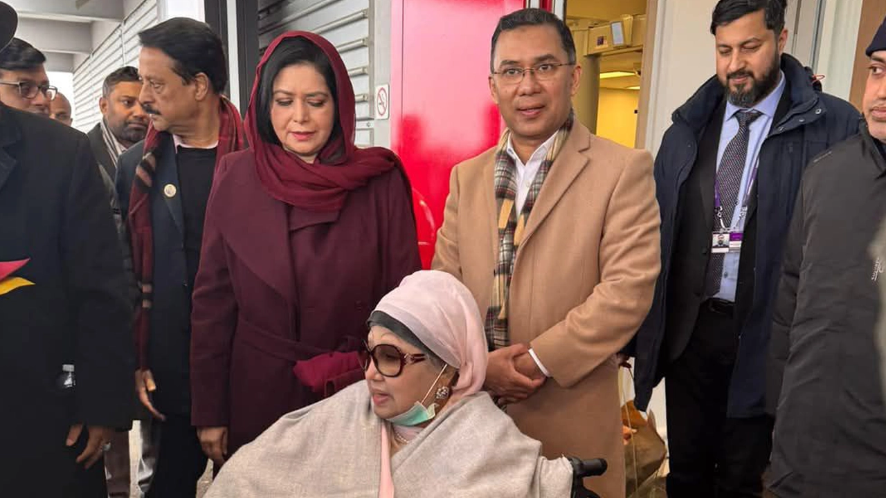 লন্ডনে পোঁছানোর পরিবারের সঙ্গে খালেদা জিয়া। ছবি : সংগৃহীত