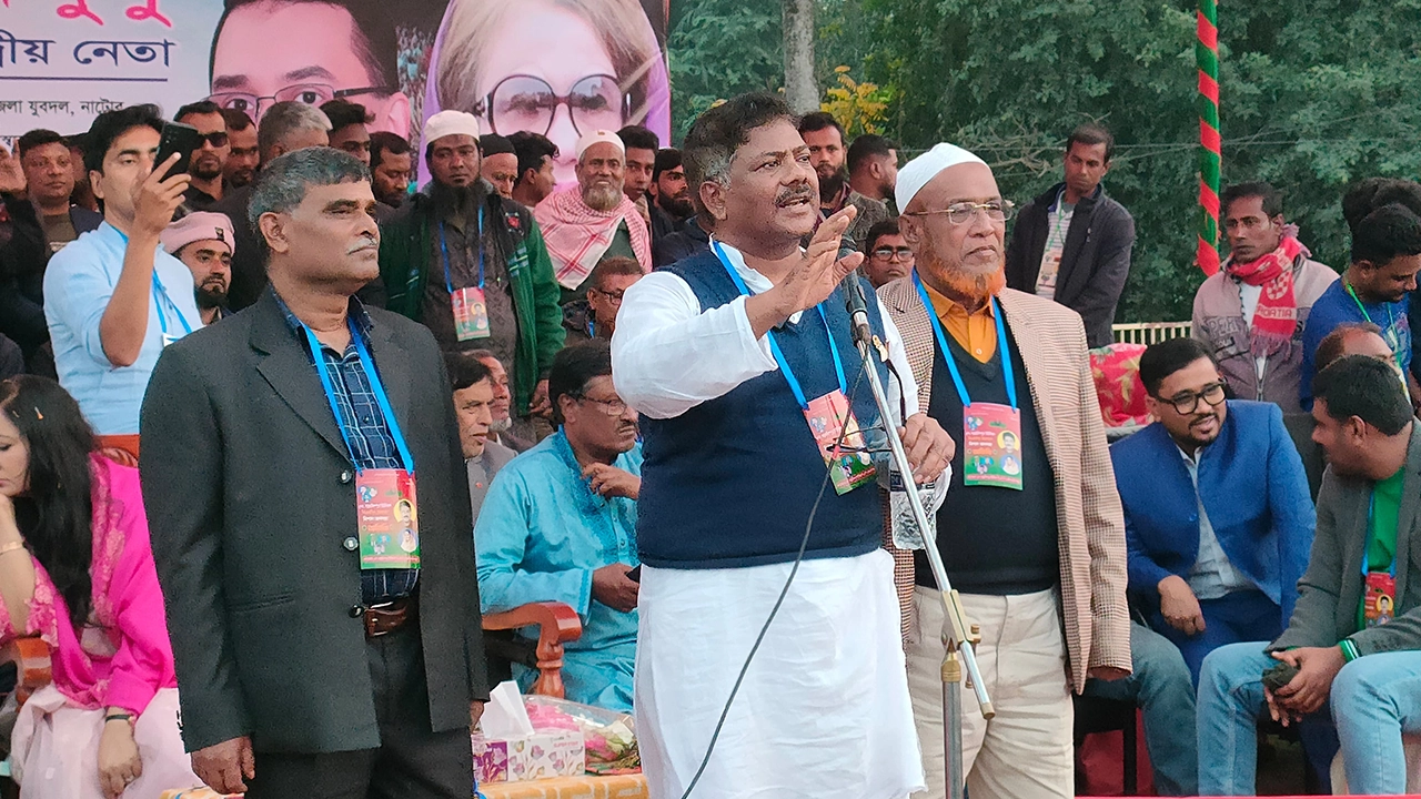 নাটোরে বিএনপি আয়োজিত জনসভায় বক্তব্য দেন রুহুল কুদ্দুস তালুকদার দুলু। ছবি : কালবেলা