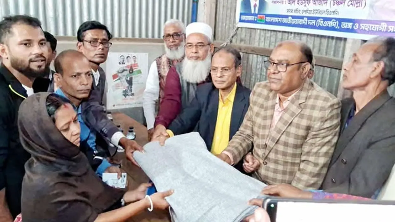 বিএনপির যুগ্ম মহাসচিব সালামের উদ্যোগে শীতার্তদের মাঝে শীতবস্ত্র বিতরণ। ছবি : কালবেলা