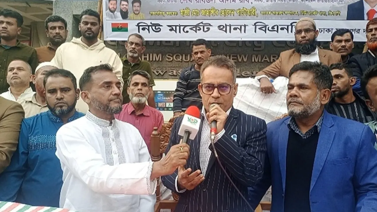 নিউমার্কেটে শীতবস্ত্র বিতরণকালে বক্তব্য দিচ্ছেন শেখ রবিউল আলম রবি। ছবি : কালবেলা