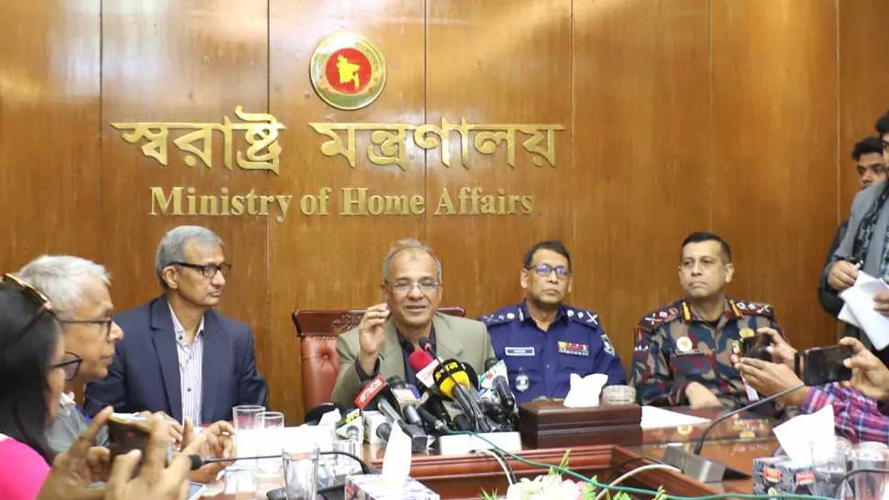 রোববার সচিবালয়ে প্রেস ব্রিফিংয়ে কথা বলেন স্বরাষ্ট্র উপদেষ্টা লেফটেন্যান্ট জেনারেল মো. জাহাঙ্গীর আলম চৌধুরী। ছবি : কালবেলা