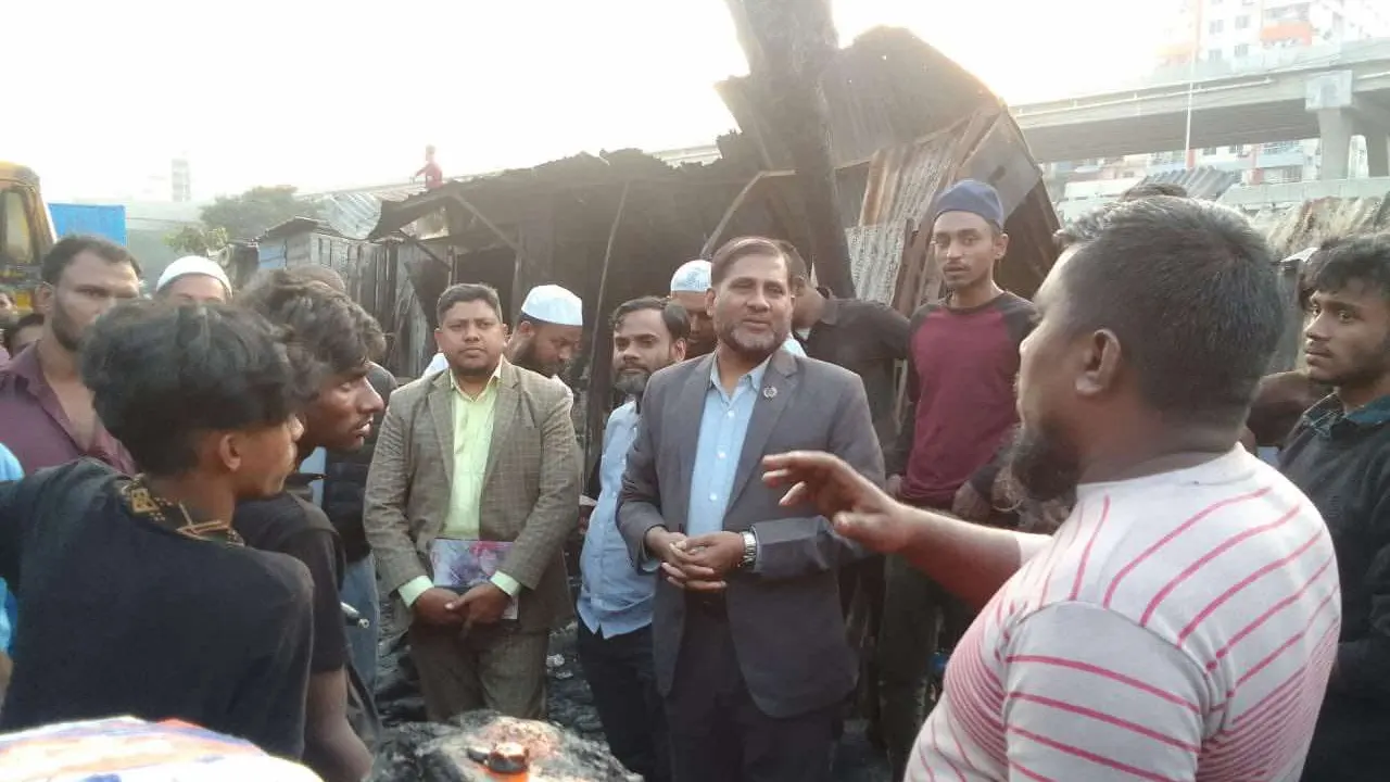 তেজগাঁওয়ের ট্রাক স্ট্যান্ড পরিদর্শন করছেন বাংলাদেশ জামায়াতে ইসলামীর নেতারা। ছবি : কালবেলা