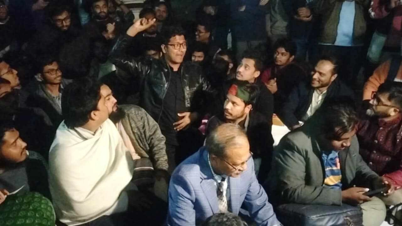 অনশনরত শিক্ষার্থী ও অন্যরা। ছবি : কালবেলা