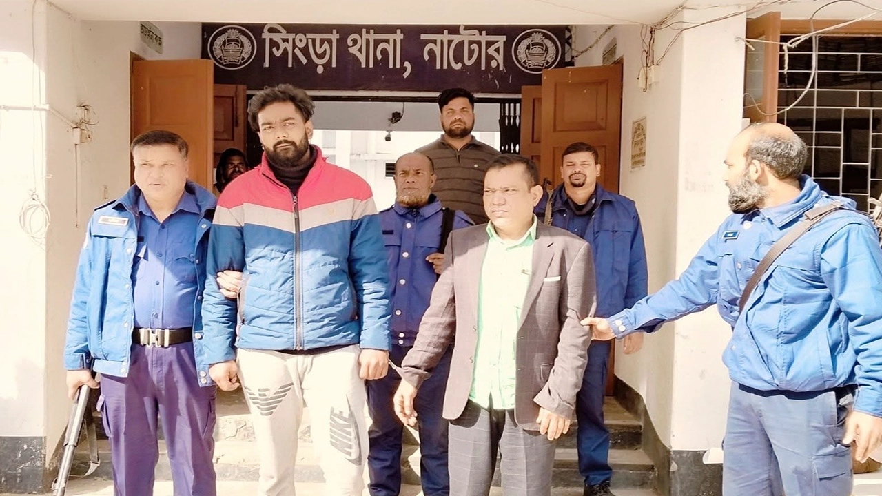 নাটোরের সিংড়া উপজেলায় অপহরণ করে যাওয়ার পথে জনতার হাতে দুই অপহরণকারী। ছবি : কালবেলা