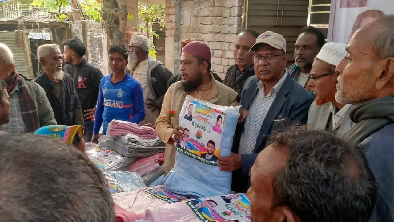 কুষ্টিয়ার দৌলতপুরে তারেক রহমানের পক্ষ থেকে শীতার্ত অসহায় মানুষের মাঝে শীতবস্ত্র বিতরণ করা হয়েছে। ছবি : কালবেলা