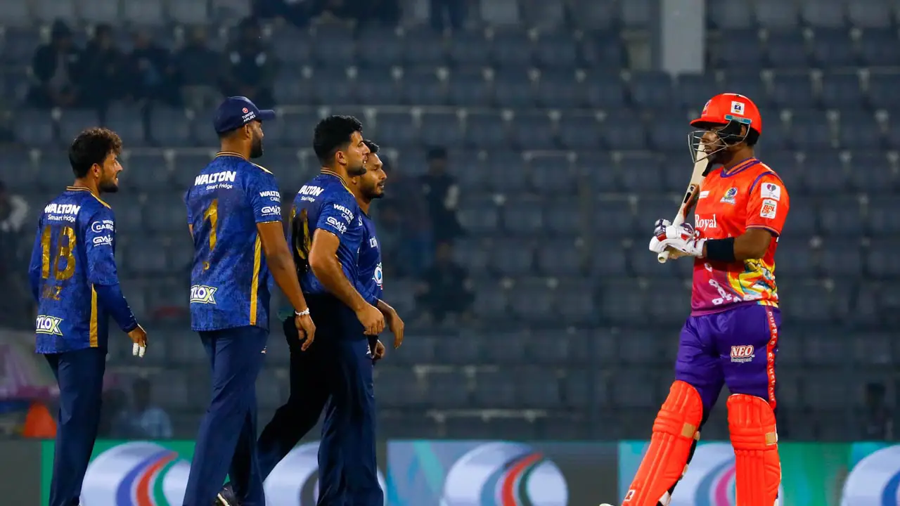 দুর্দান্ত ব্যাটিংয়ের পর দারুণ বোলিংয়ে জয় নিজেদের করে নিয়েছে ঢাকা। ছবি : সংগৃহীত