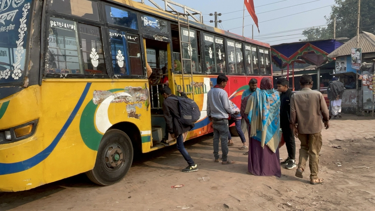 রাজবাড়ী-কুষ্টিয়া আঞ্চলিক মহাসড়কে বাস শুরু হয়েছে। ছবি : কালবেলা