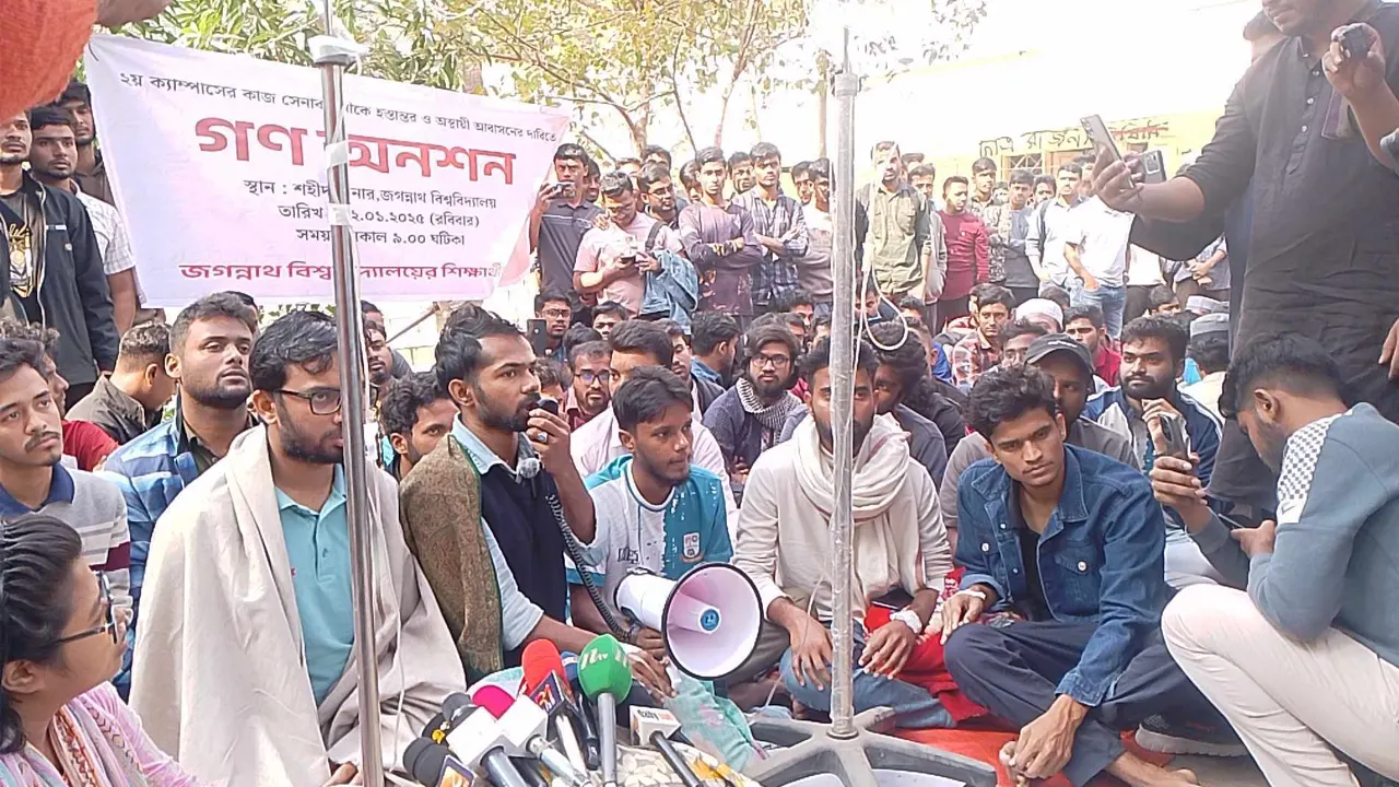 সংবাদ সম্মেলন করেন বাংলাদেশ ছাত্র অধিকার পরিষদের জবি শাখার সভাপতি এ কে এম রাকিব। ছবি : কালবেলা