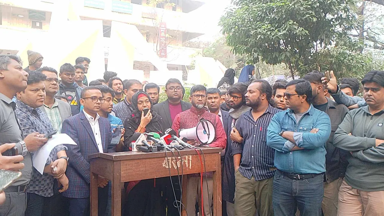 জরুরি সংবাদ সম্মেলনে বিশ্ববিদ্যালয় প্রশাসন। ছবি : কালবেলা